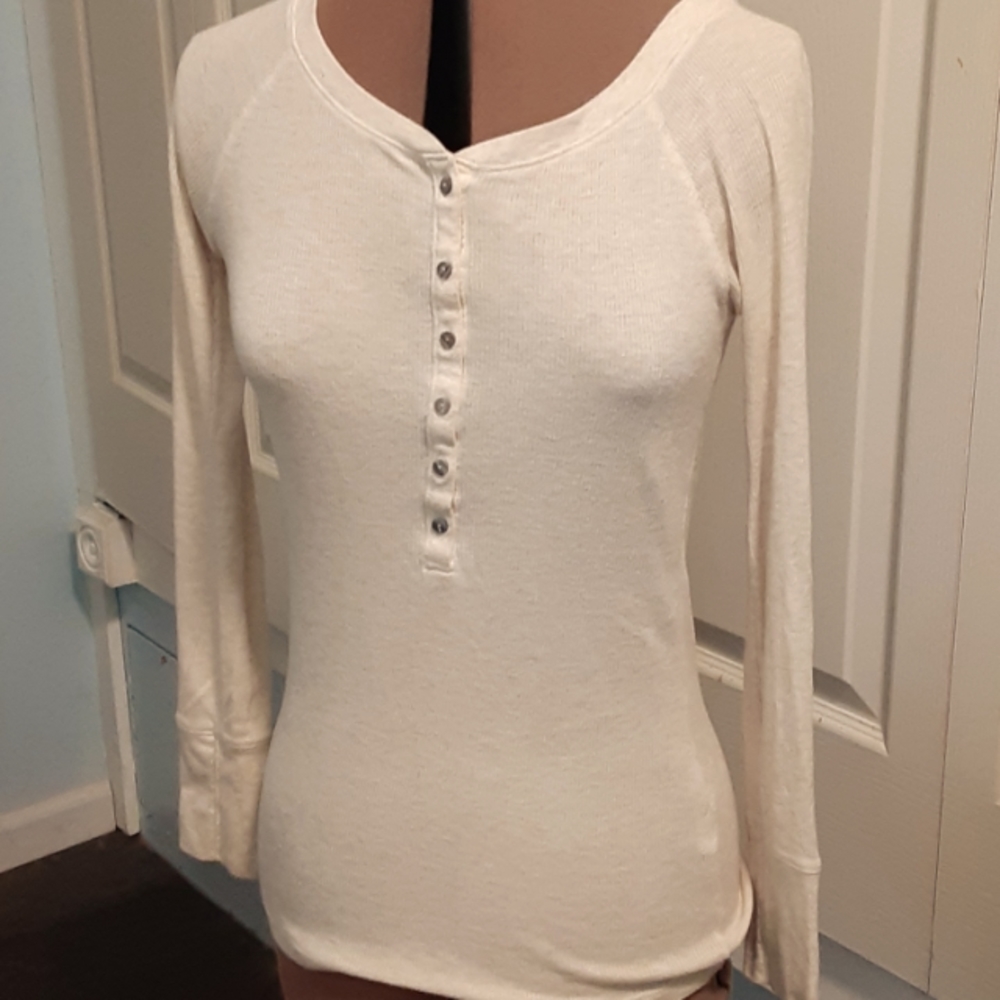 Aeropostale long sleeve 6-button Henley tshirt.  Size medium. EUC.